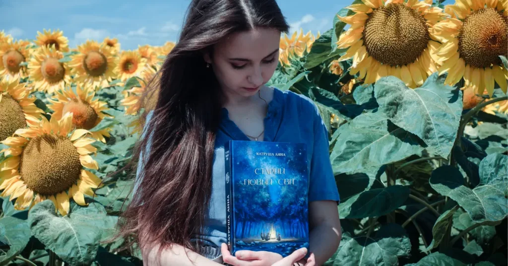 Зображення письменниці Ганни Катруші із книгою "Старий новий світ"